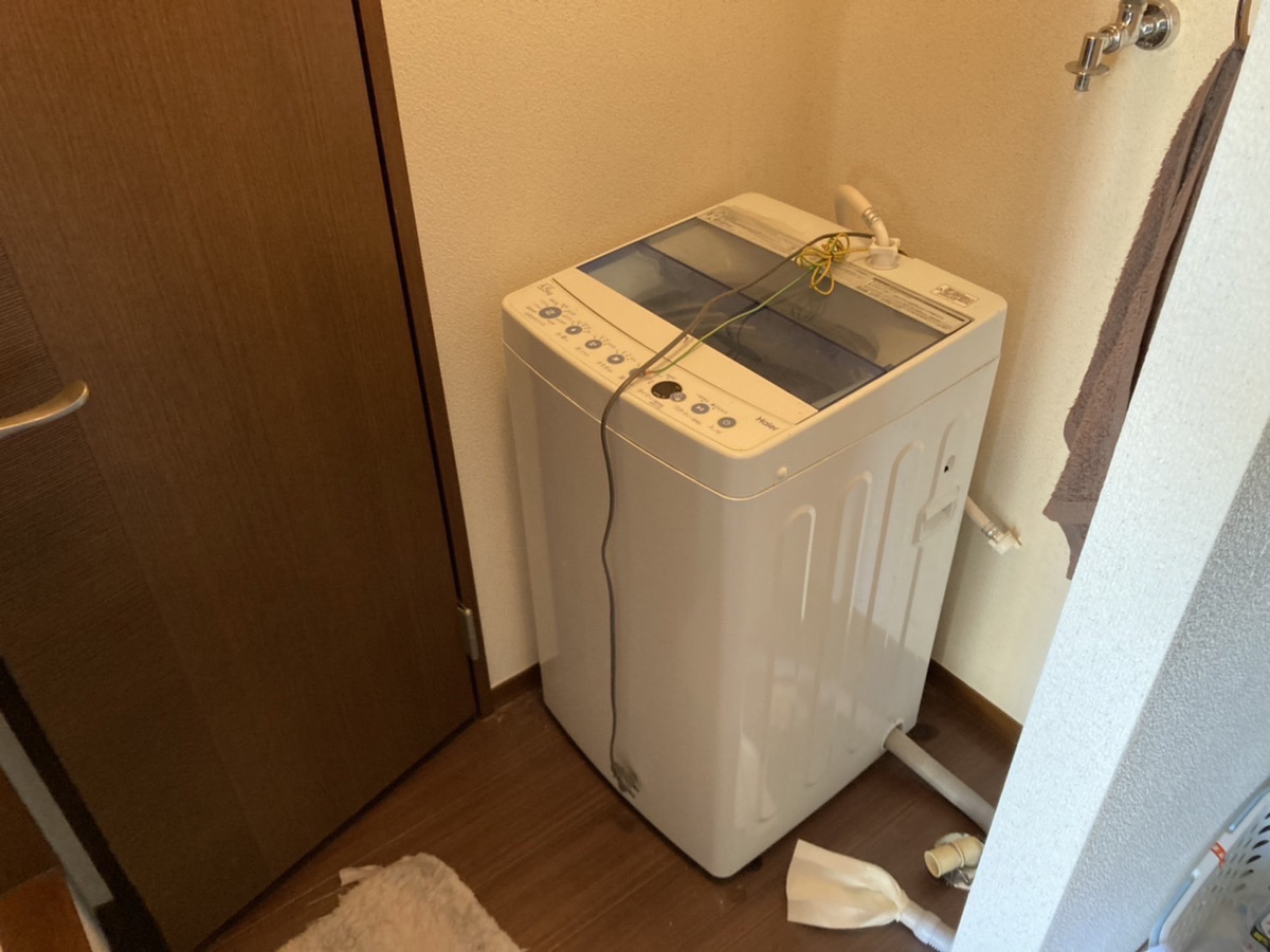 「買い替えて不要になった冷蔵庫・洗濯機を回収」作業写真