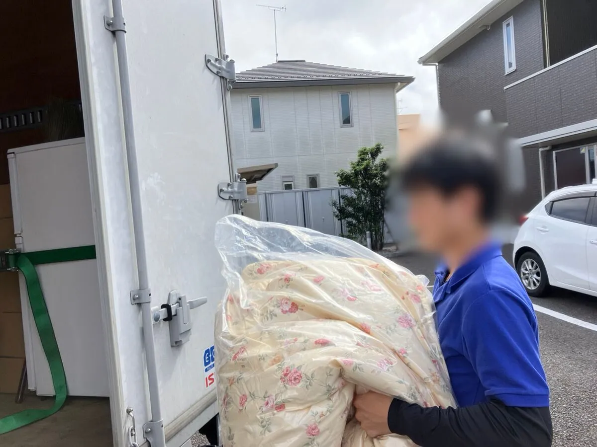 「一戸建てから布団を含めた家具を回収させていただきました」作業写真