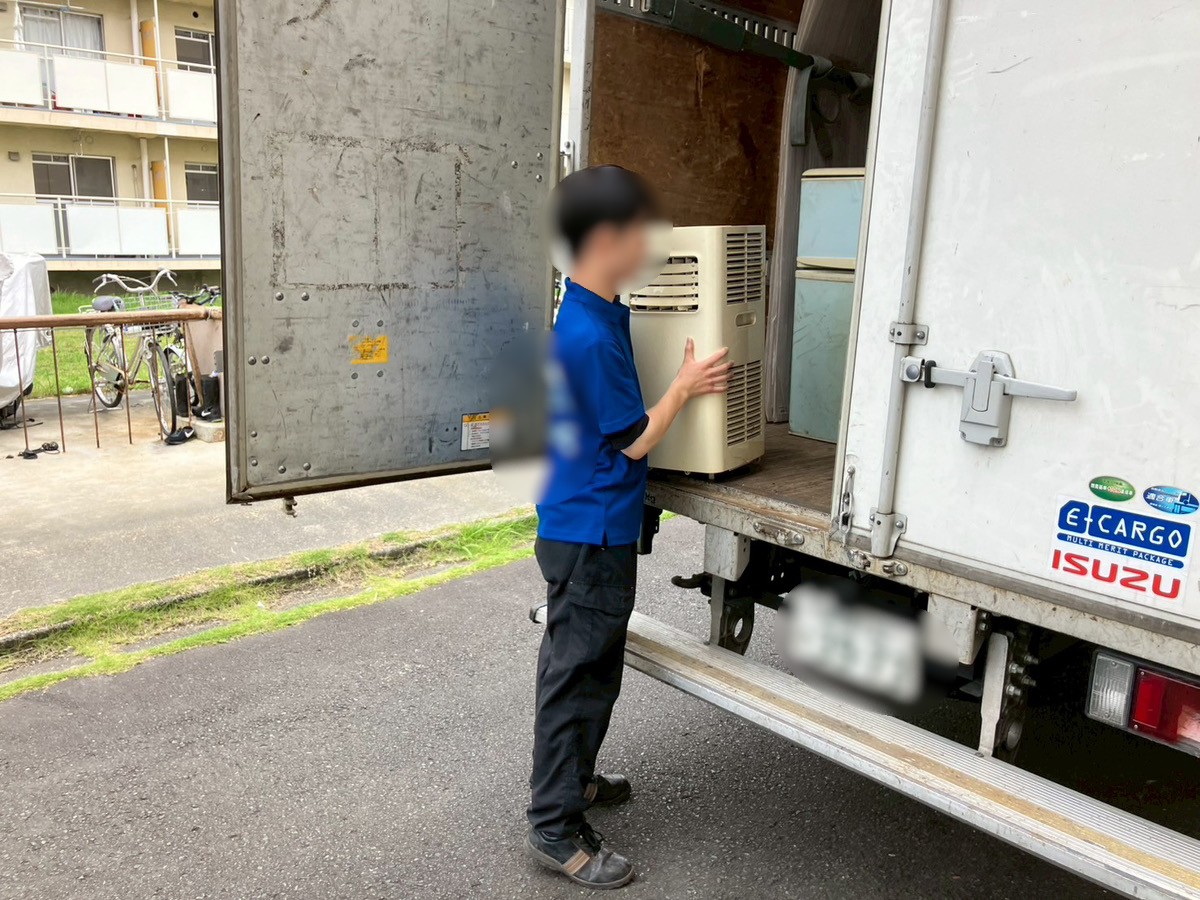 「2Kの団地のお部屋からスポットクーラーを回収しました」作業写真