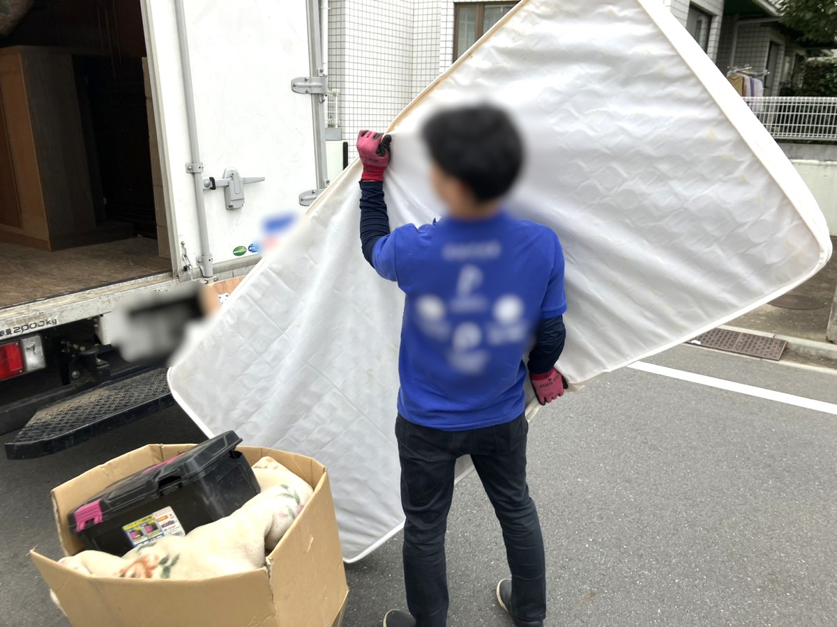 「マットレスや収納ラック、木材などを回収しました」作業写真