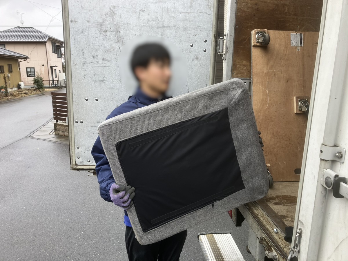 「1LDKのマンションのお部屋から机とソファを回収しました」作業写真