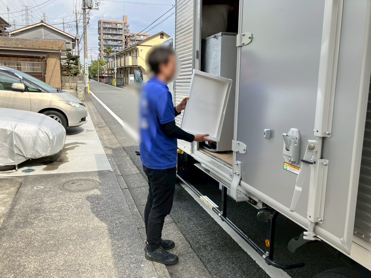 「1Kのマンションのお部屋から棚や扇風機などを回収しました」作業写真